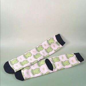 Green Frogs Patterned Socks

Smoke free pet free washed but not worn.